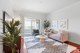 906 Serrano Ave, Unit 303 in Los Angeles, CA - Building Photo - Building Photo