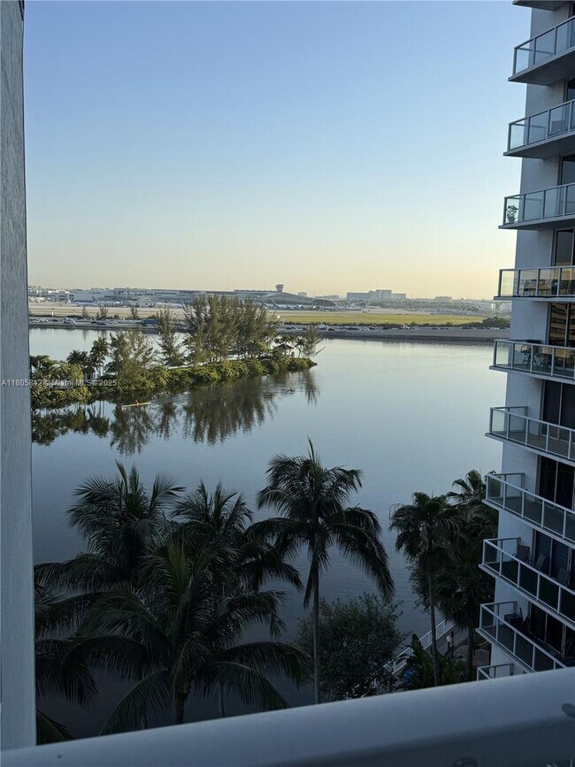 5091 NW 7th St, Unit 903 in Miami, FL - Building Photo - Building Photo