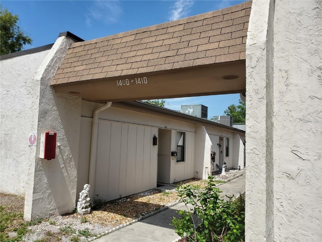 1406 Arrowhead Cir W in Clearwater, FL - Foto de edificio - Building Photo