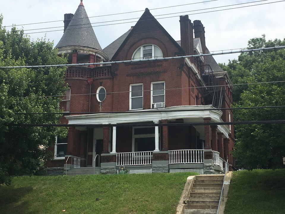 Upscale 7 Unit Building in Pittsburgh, PA - Building Photo