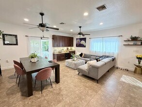 243 SW 5th St in Dania Beach, FL - Building Photo - Building Photo