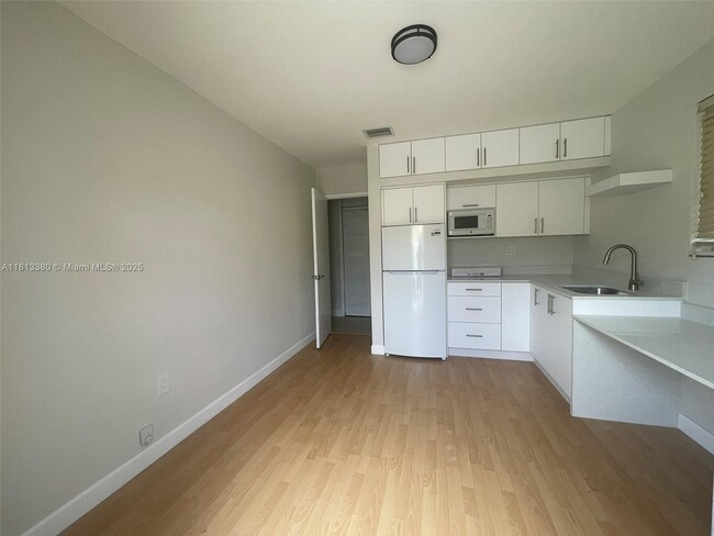 7385 S Waterway Dr in Miami, FL - Building Photo - Building Photo