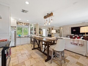 6300 SW 48th St in Miami, FL - Building Photo - Building Photo