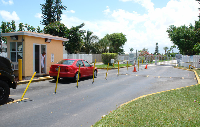 Palm Breezes Club in Lake Worth, FL - Building Photo - Building Photo