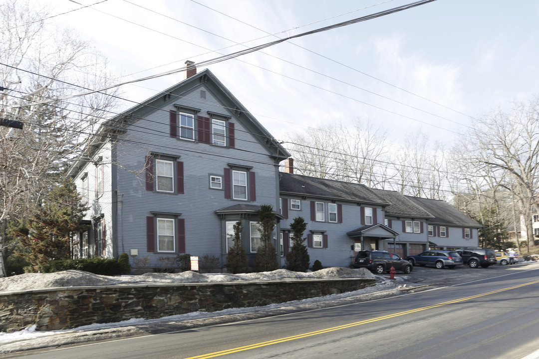 24 Crescent St in Derry, NH - Foto de edificio