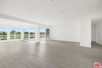 7124 Gateshead Way in Los Angeles, CA - Building Photo - Building Photo