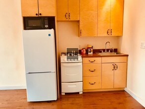 140 W 75th St-Unit -17A in New York, NY - Building Photo - Building Photo