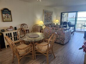 6287 Bahia Del Mar Cir N, Unit 311 in St. Petersburg, FL - Building Photo - Building Photo