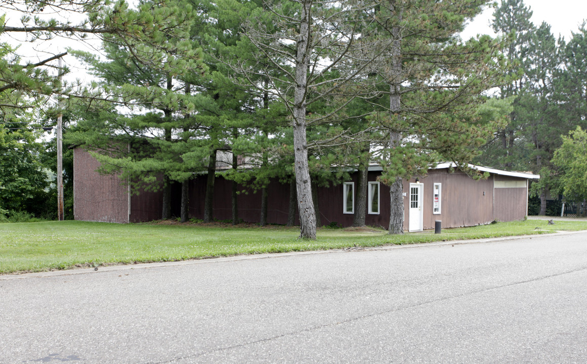 Homestead Manor in Garrettsville, OH - Building Photo