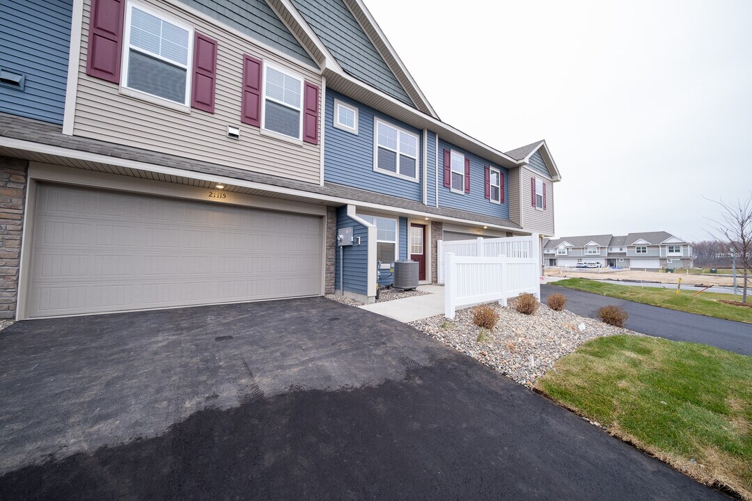 21715 Denton Ave in Farmington, MN - Building Photo