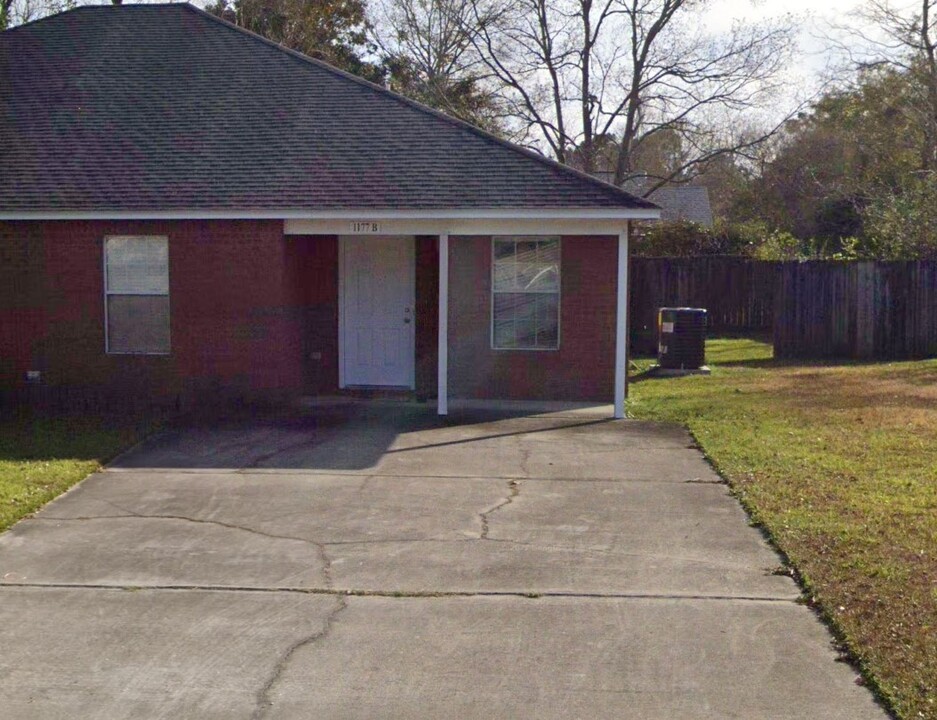 1177 Bloodworth Ln, Unit 1177 B in Pensacola, FL - Foto de edificio