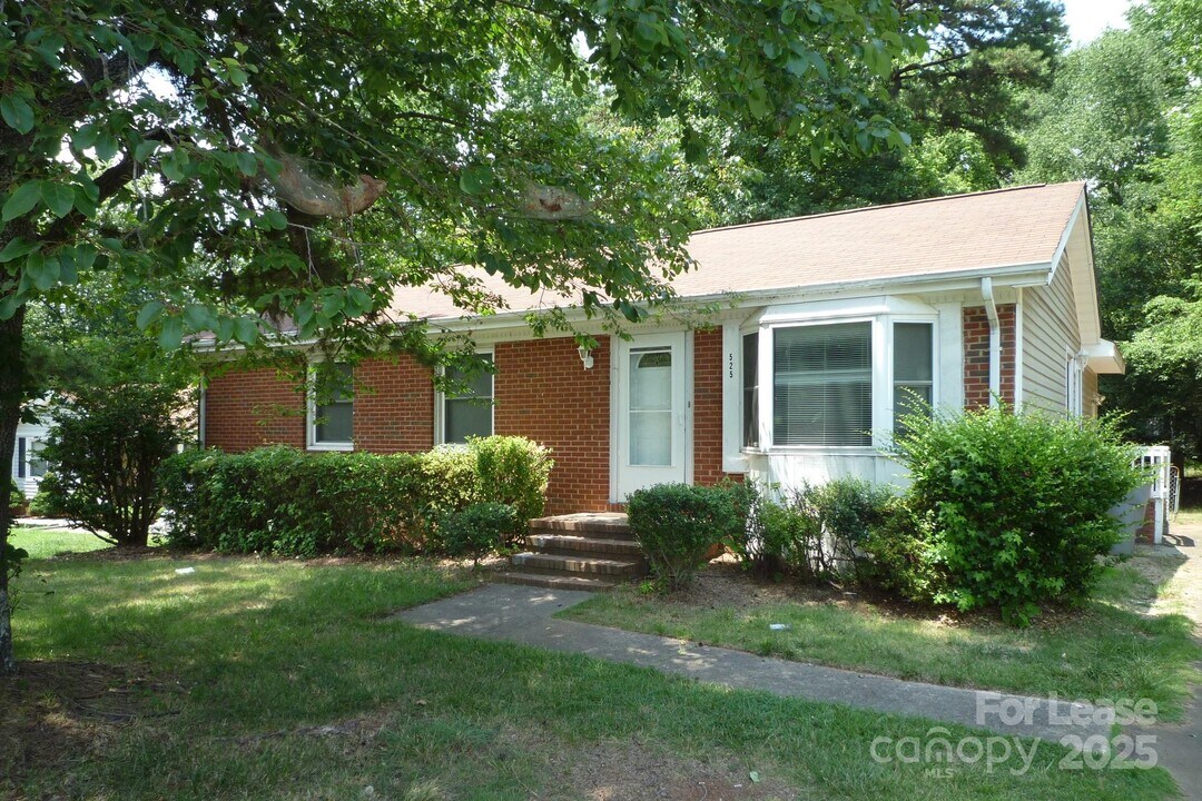 525 Whitlock Dr in Charlotte, NC - Building Photo