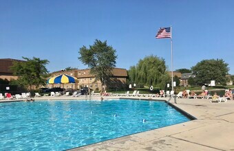 9468 Bay Colony Dr, Unit 3N in Des Plaines, IL - Building Photo - Building Photo