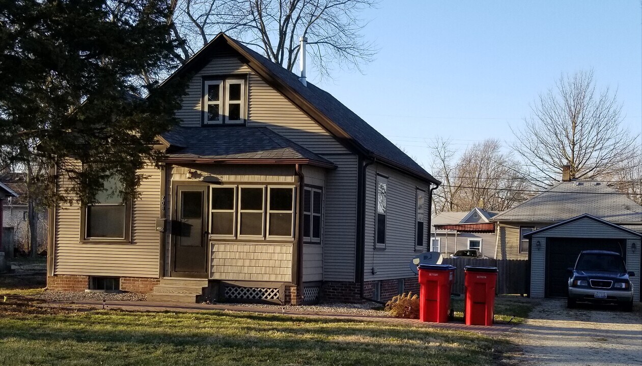 208 Avondale Ave in Champaign, IL - Foto de edificio