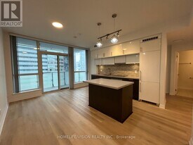 8 Mercer St in Toronto, ON - Building Photo