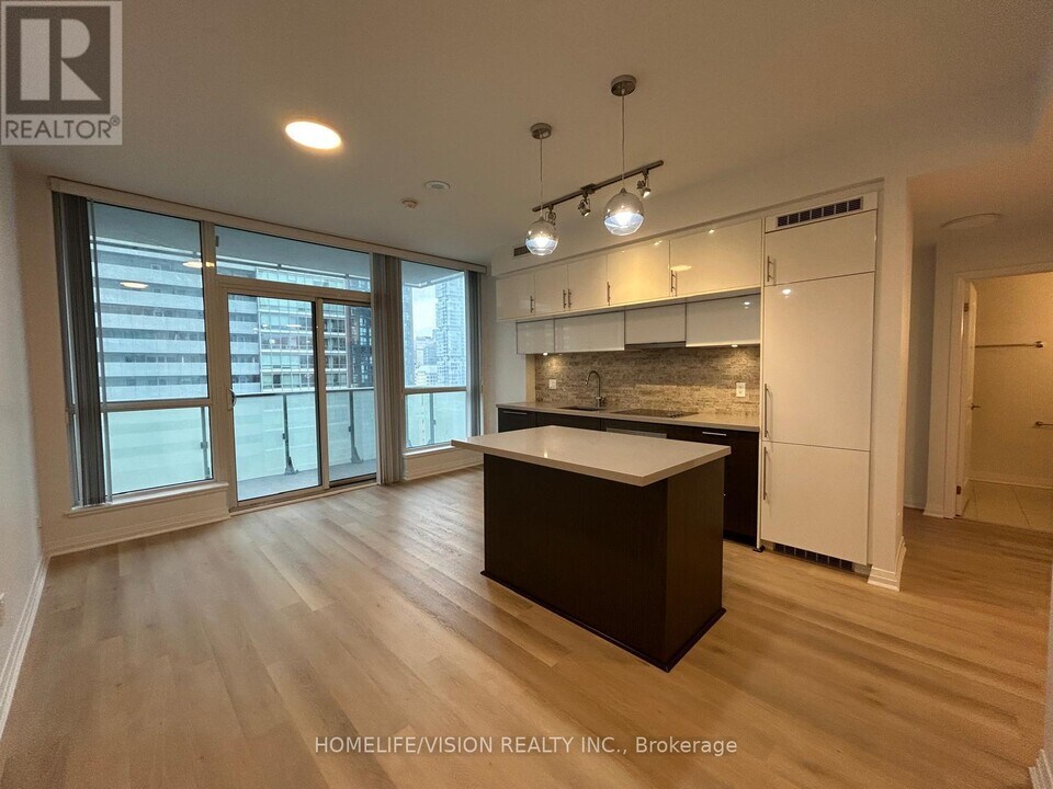 8 Mercer St in Toronto, ON - Building Photo