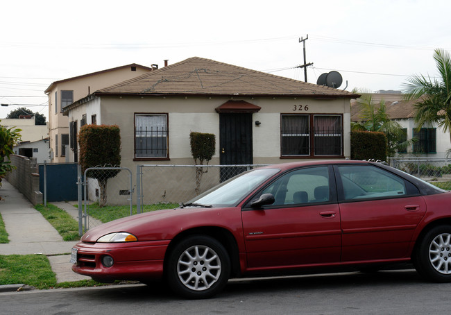 326 E 99th St in Inglewood, CA - Foto de edificio - Building Photo