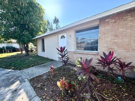 5928-5930 13th St Ct E in Bradenton, FL - Building Photo