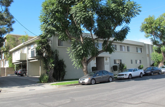 1707 Brockton Ave in Los Angeles, CA - Foto de edificio - Building Photo