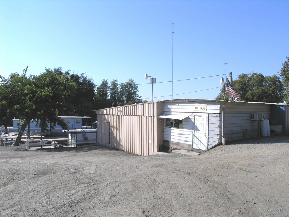 New Hope Trailer Park & Marina in Walnut Grove, CA - Foto de edificio