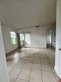 17500 NW 67th Pl in Hialeah, FL - Foto de edificio - Building Photo