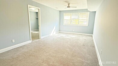 396 College Dr in Edison, NJ - Building Photo - Building Photo