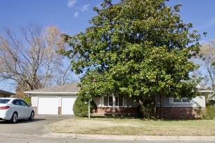 1853 E Gretna St in Springfield, MO - Building Photo