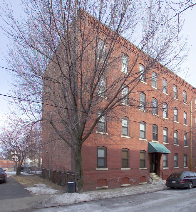 563 S Summer St in Holyoke, MA - Building Photo