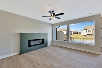 2265 N 159th Ct E in Wichita, KS - Foto de edificio - Building Photo