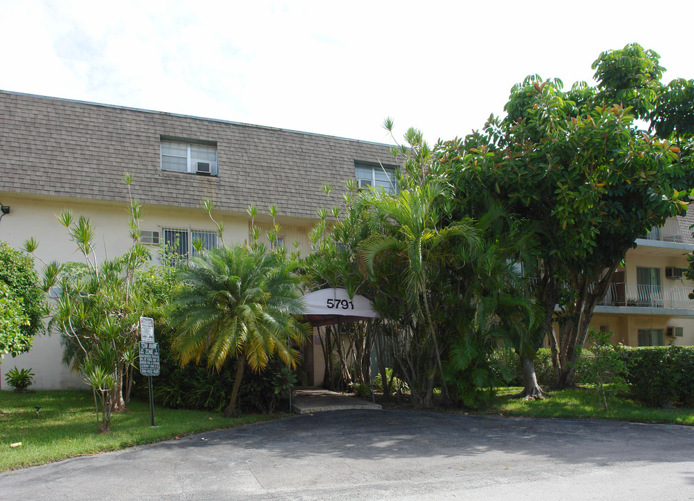 Palm Plaza Apartments in South Miami, FL - Building Photo