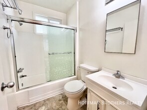 1830 N La Brea Ave in Los Angeles, CA - Foto de edificio - Building Photo