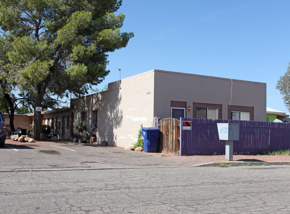 La Siesta Apartments in Tucson, AZ - Foto de edificio