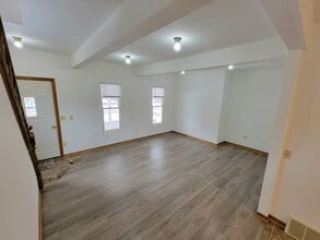 322 1/2-316-312 W Columbia St in Chippewa Falls, WI - Building Photo - Building Photo