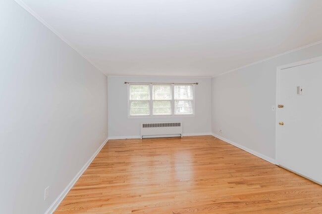 16 Vera St, Unit 2 in West Hartford, CT - Foto de edificio - Building Photo