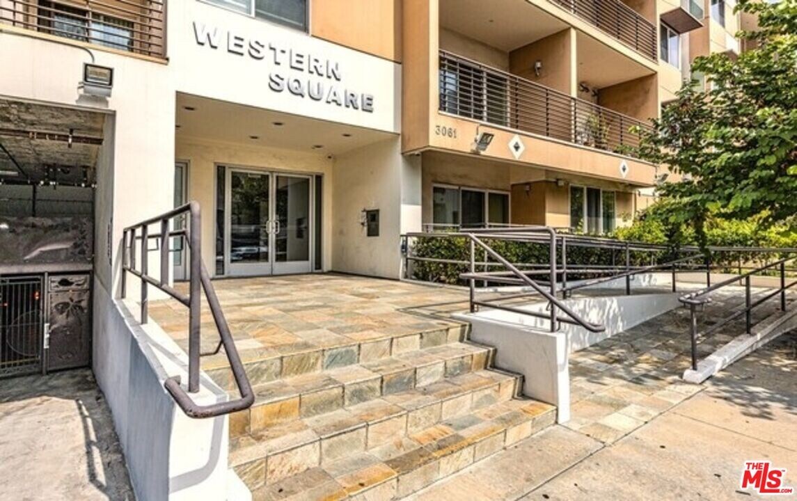 3061 W 12th Pl in Los Angeles, CA - Building Photo