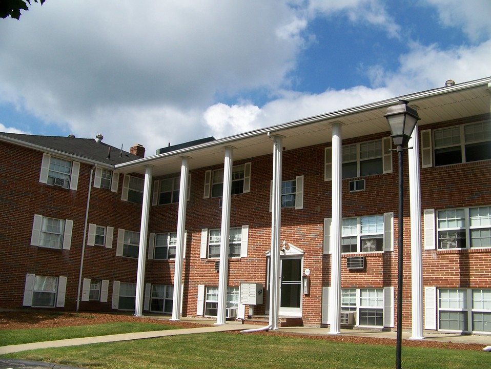 Westside Colonial in Brockton, MA - Foto de edificio