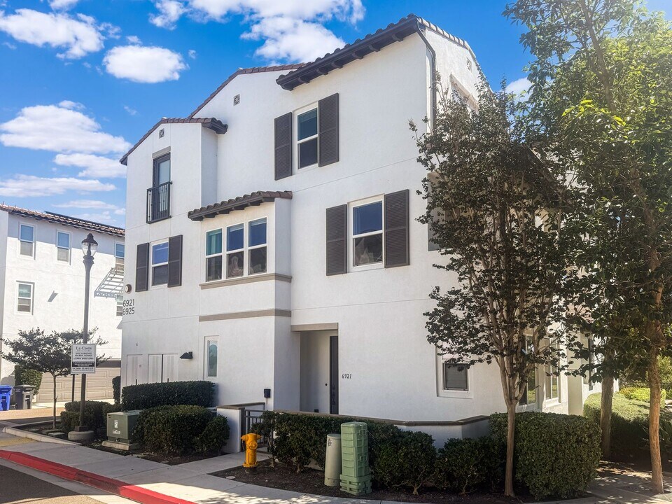 6921 Brass Buttons St in Carlsbad, CA - Building Photo