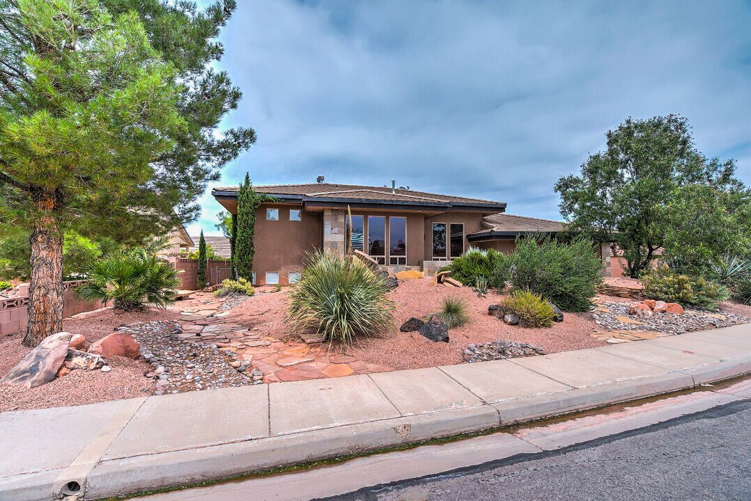 3654 Mitchell Dr in Santa Clara, UT - Building Photo