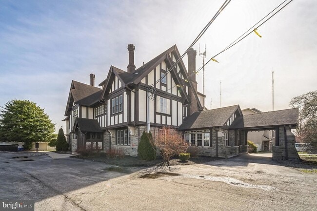 7220 Ridge Ave in Philadelphia, PA - Foto de edificio - Building Photo
