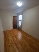 30-35 49th St-Unit -#2S in Queens, NY - Foto de edificio - Building Photo