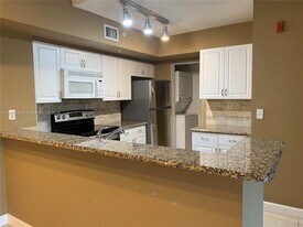 2620 S University Dr in Davie, FL - Building Photo