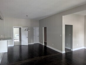 4902 McKinney St in Houston, TX - Foto de edificio - Building Photo
