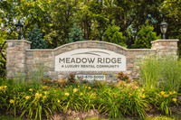 Meadow Ridge Luxury Apartments in Newburgh, NY - Foto de edificio - Building Photo