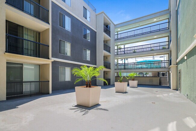 Catalina Gardens in Los Angeles, CA - Building Photo - Building Photo