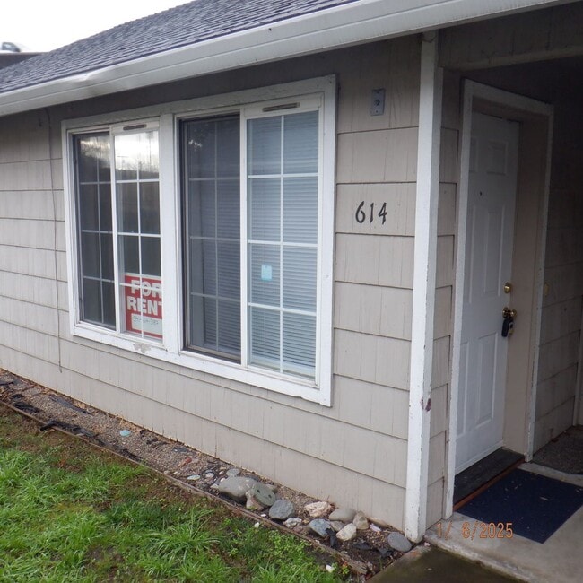 property at 614 E 9th St