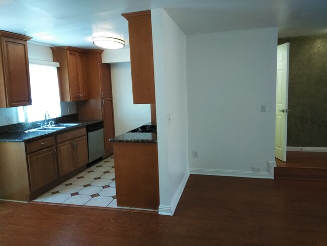 18600 Collins St in Tarzana, CA - Building Photo - Building Photo