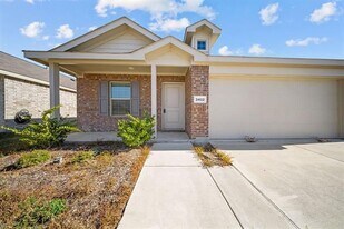 2402 Mobile St in Ennis, TX - Building Photo