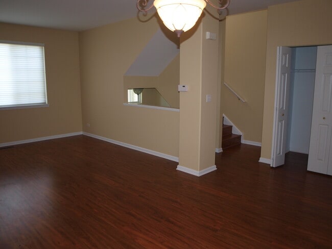 686 S Rosehall Ln in Round Lake, IL - Foto de edificio - Building Photo