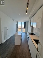 1 Yorkville Ave in Toronto, ON - Building Photo - Building Photo