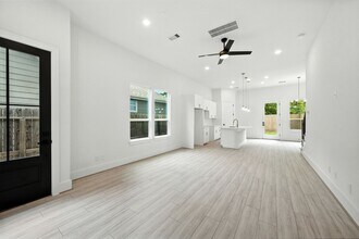 7131 Eastwood St in Houston, TX - Foto de edificio - Building Photo